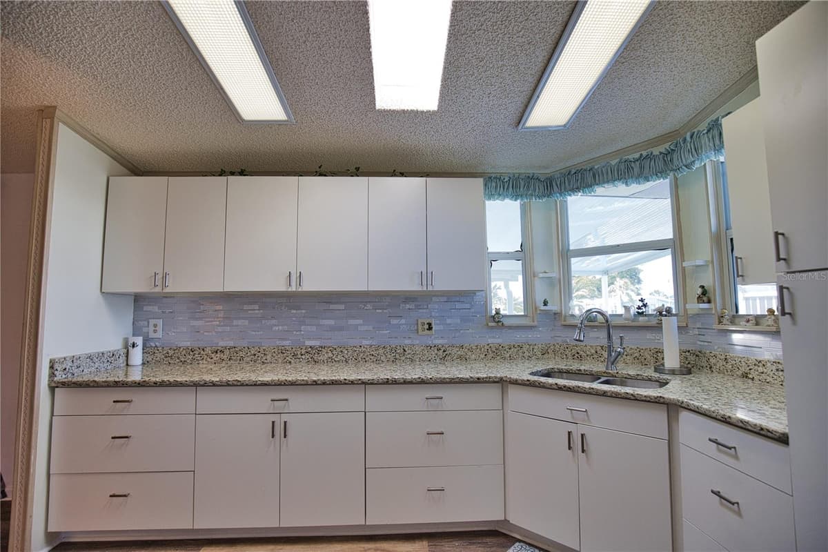 469 LOMA LINDA — photo 19 of 79