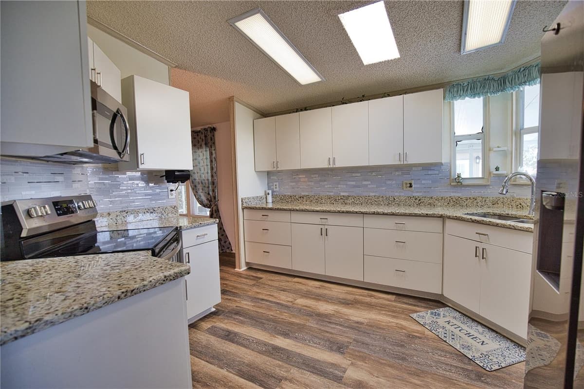 469 LOMA LINDA — photo 17 of 79