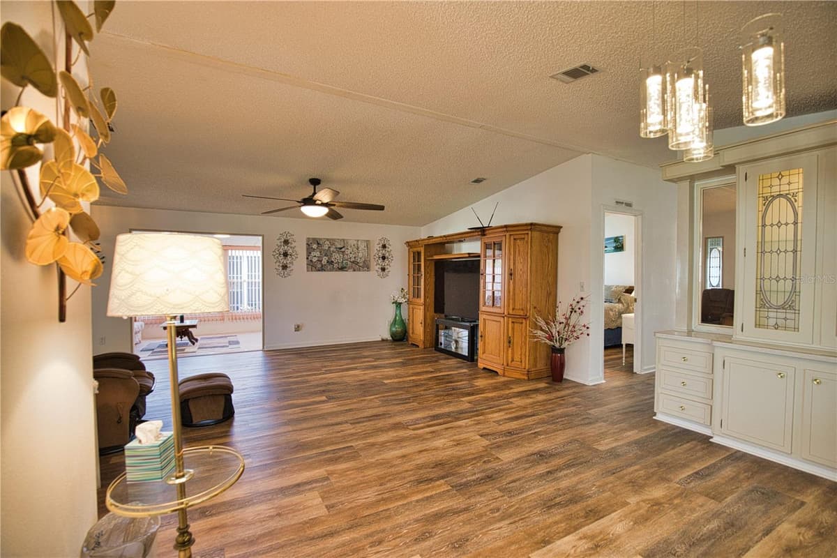 469 LOMA LINDA — photo 12 of 79