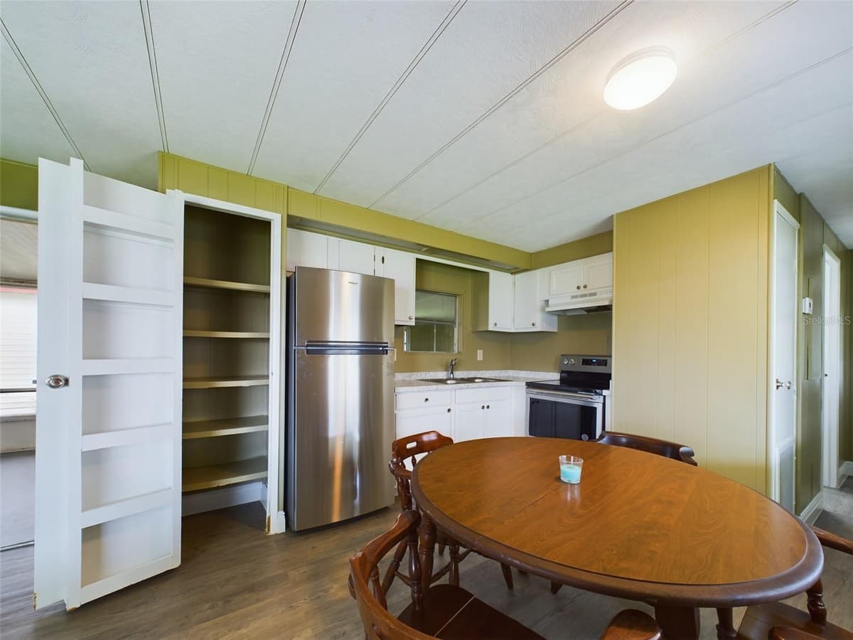 3502 DELAWARE AVENUE — photo 4 of 34