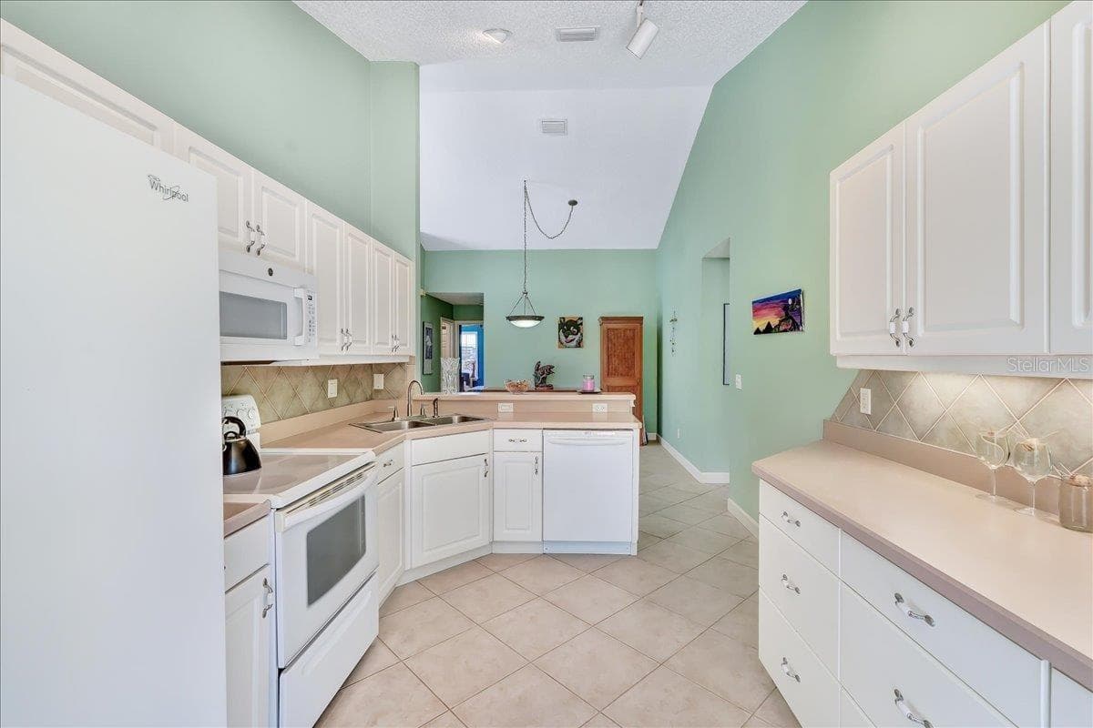 53 BRISTOL LANE — photo 13 of 30