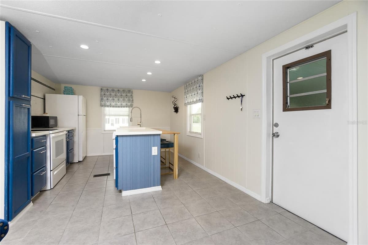 7436 ARBELA STREET — photo 8 of 45