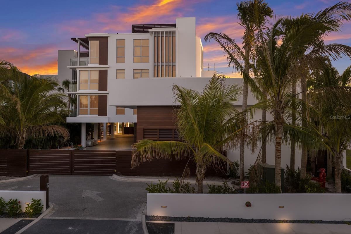 84 AVENIDA VENECCIA — photo 1 of 37