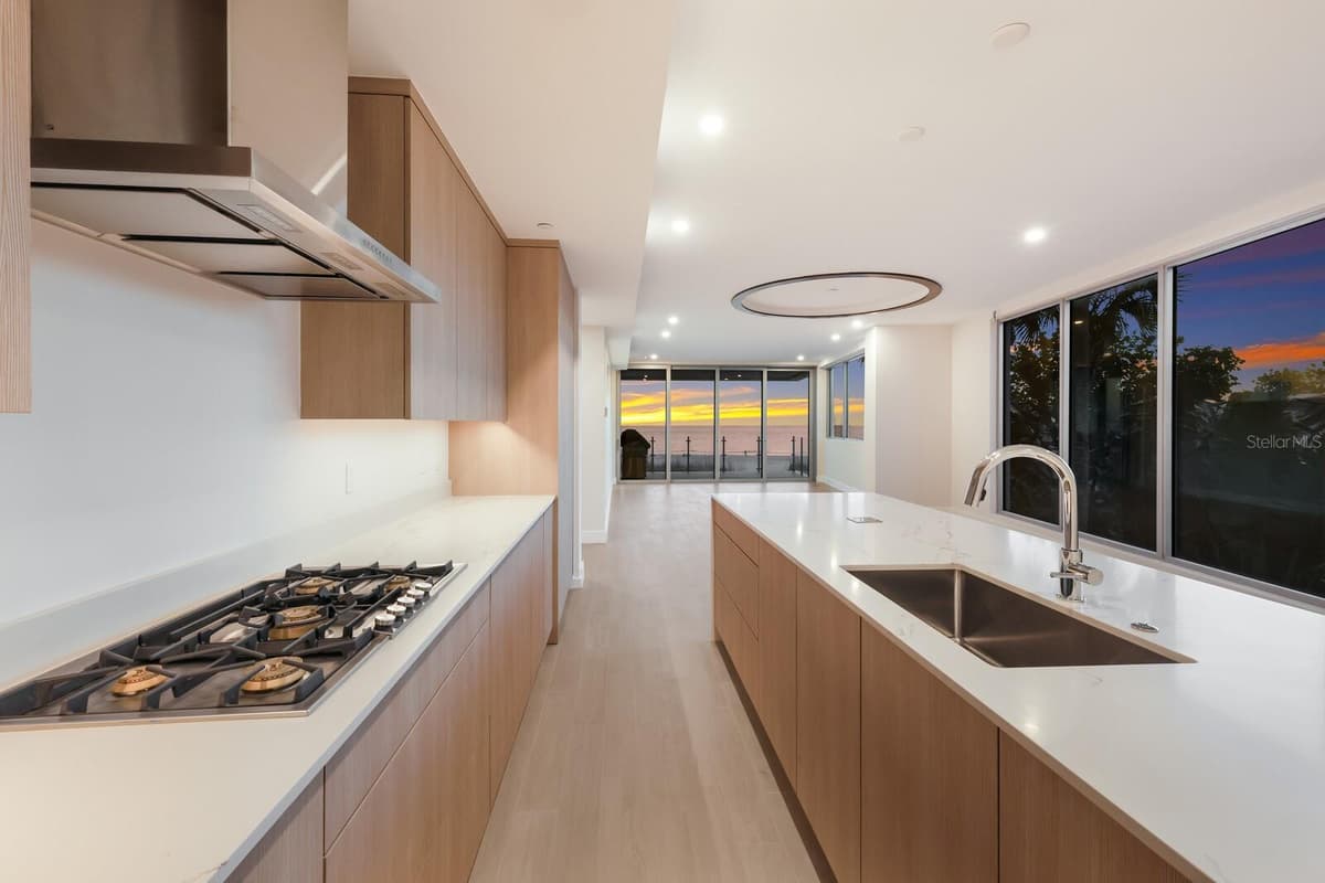 84 AVENIDA VENECCIA — photo 13 of 37