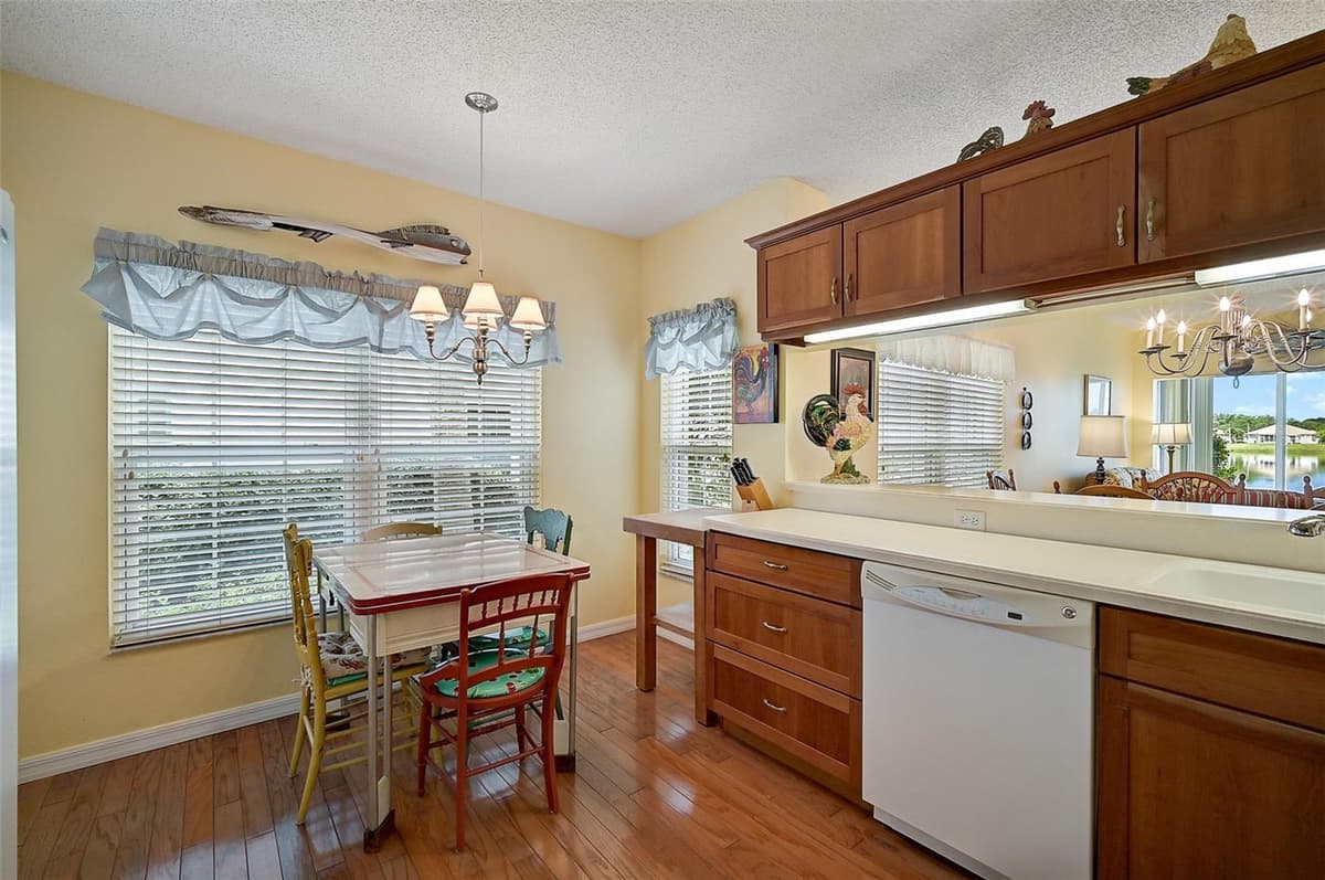 4215 CADDIE DRIVE — photo 18 of 52