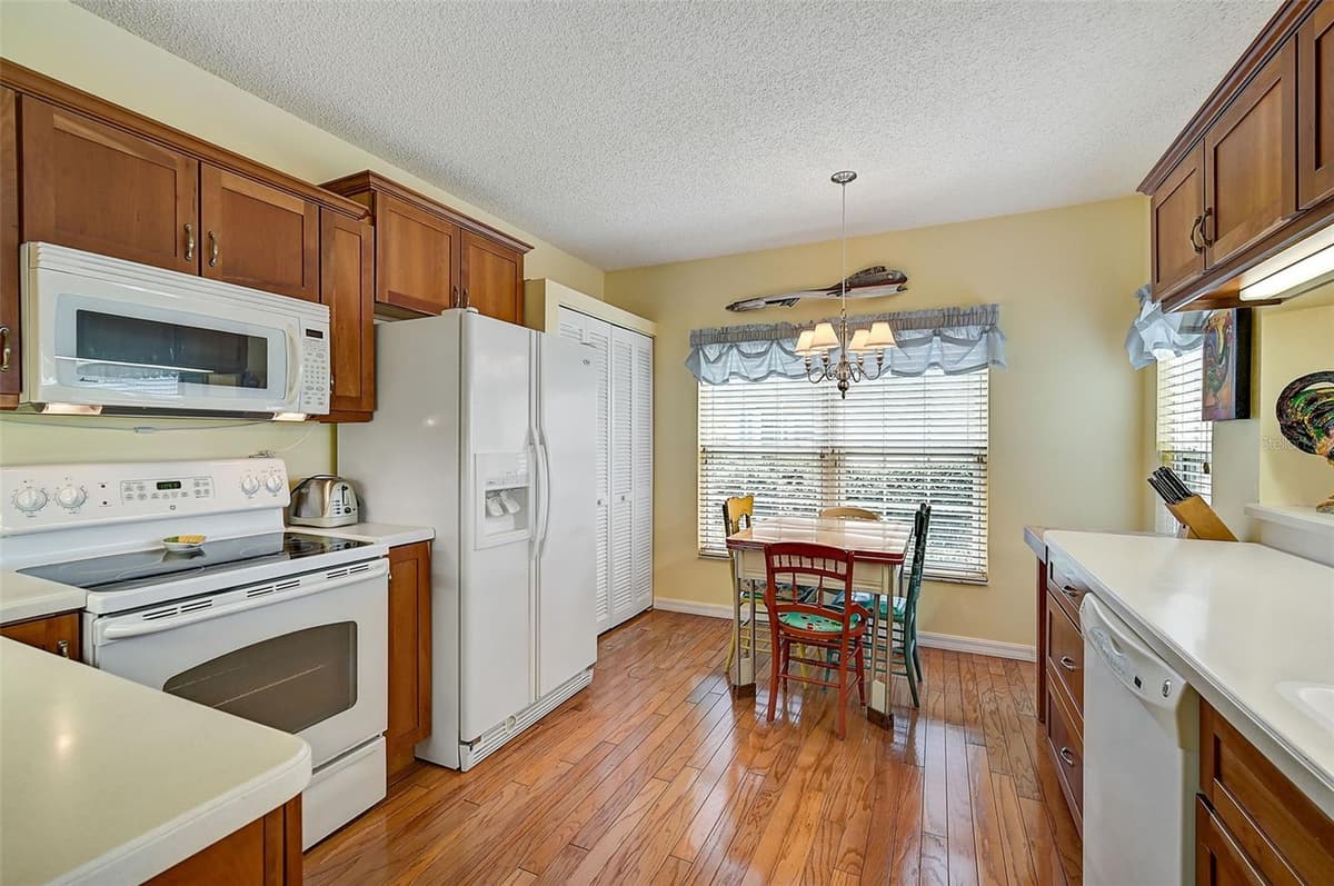 4215 CADDIE DRIVE — photo 17 of 52