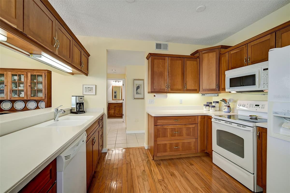 4215 CADDIE DRIVE — photo 19 of 52