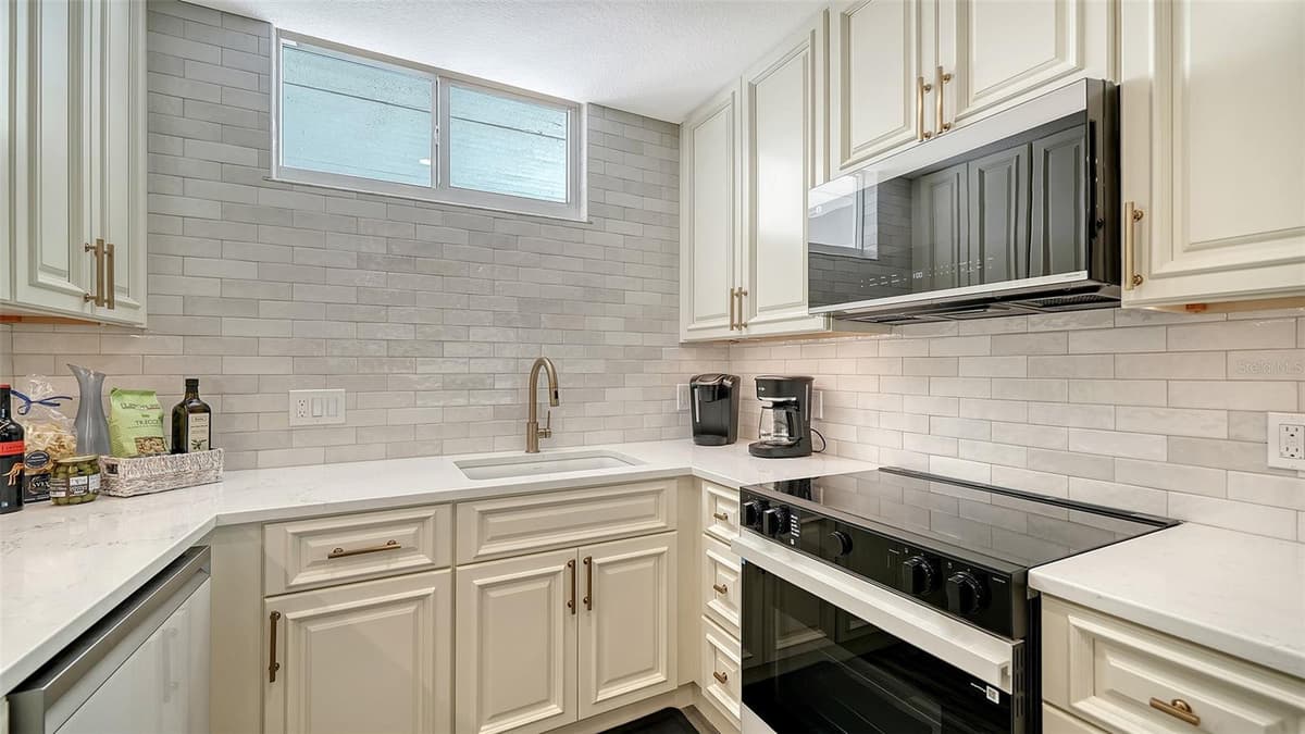 100 SANDS POINT ROAD — photo 18 of 49