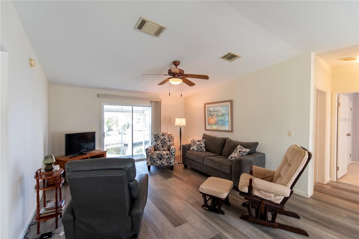 23 HOLLAND DRIVE — photo 8 of 28