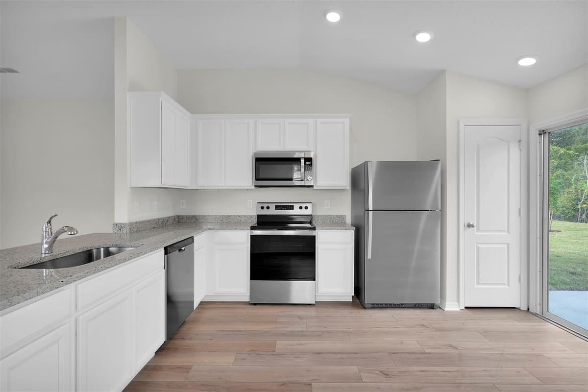 560 MARION OAKS MANOR — photo 4 of 18