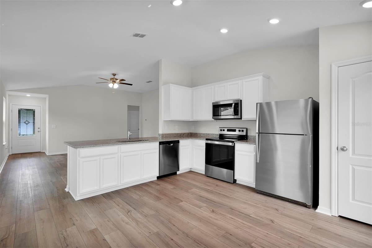 560 MARION OAKS MANOR — photo 6 of 18