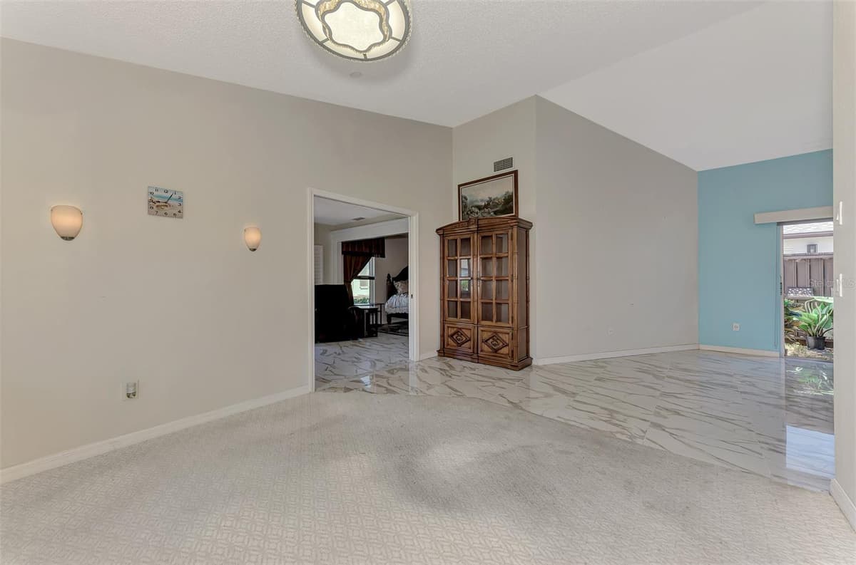 570 FOXWOOD BOULEVARD — photo 26 of 78