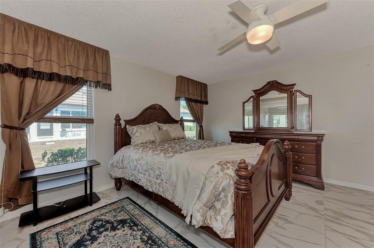 570 FOXWOOD BOULEVARD — photo 31 of 78