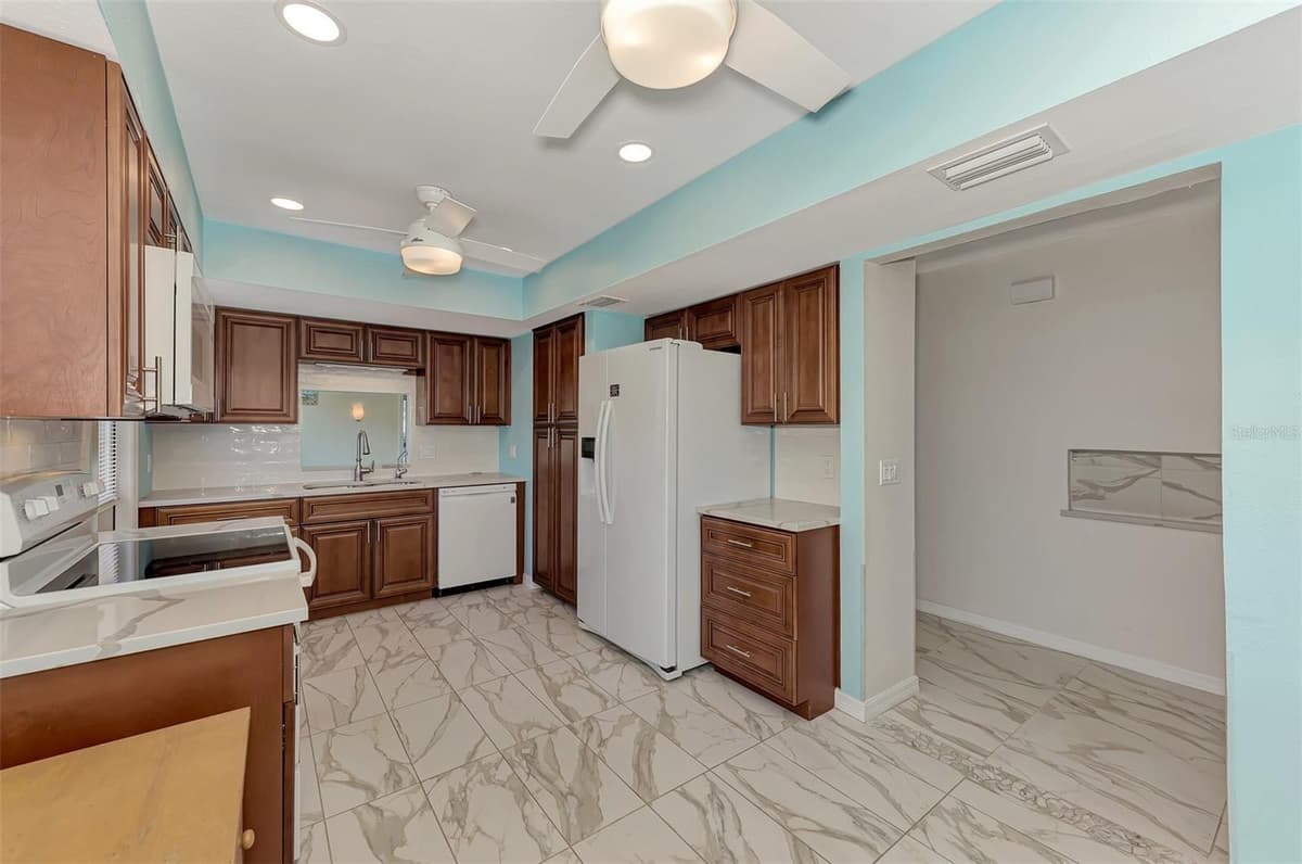 570 FOXWOOD BOULEVARD — photo 12 of 78