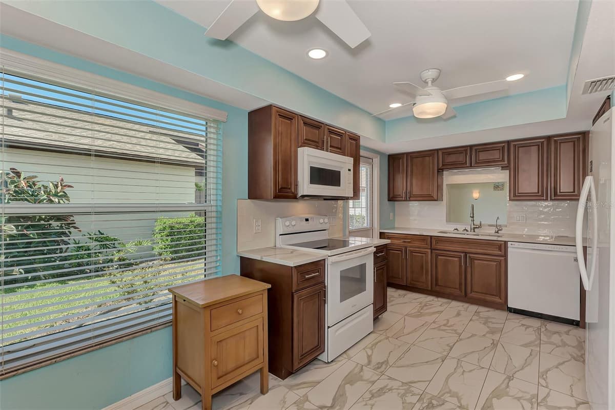 570 FOXWOOD BOULEVARD — photo 11 of 78