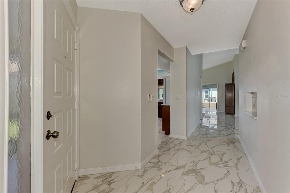 570 FOXWOOD BOULEVARD — photo 8 of 78