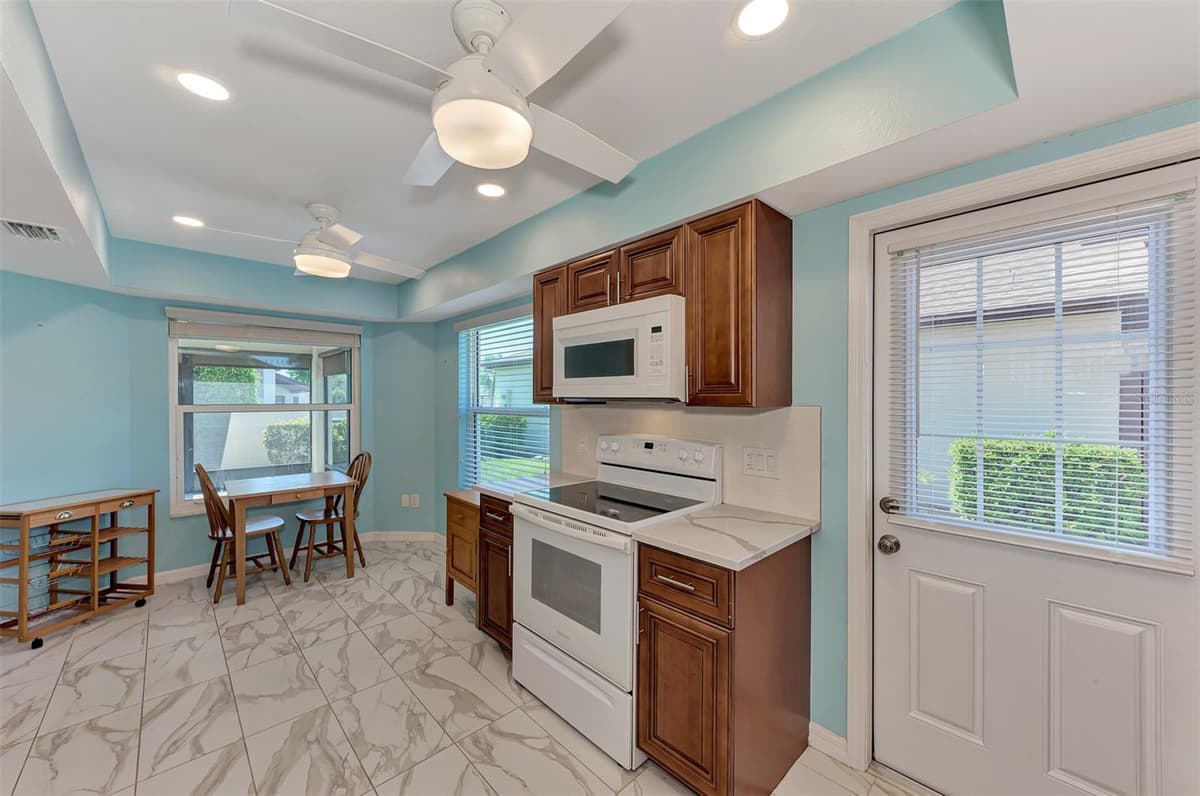 570 FOXWOOD BOULEVARD — photo 15 of 78