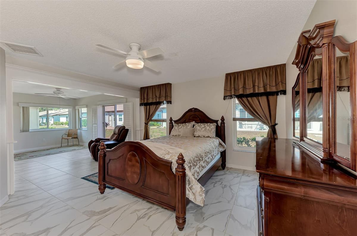 570 FOXWOOD BOULEVARD — photo 33 of 78