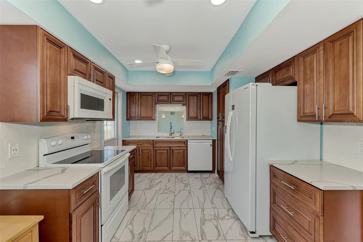 570 FOXWOOD BOULEVARD — photo 13 of 78