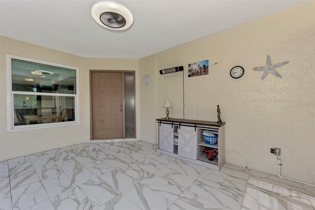 570 FOXWOOD BOULEVARD — photo 6 of 78