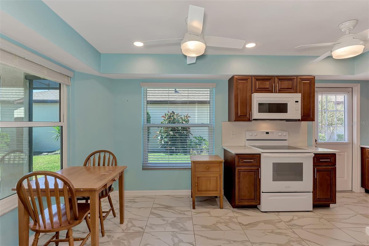 570 FOXWOOD BOULEVARD — photo 10 of 78