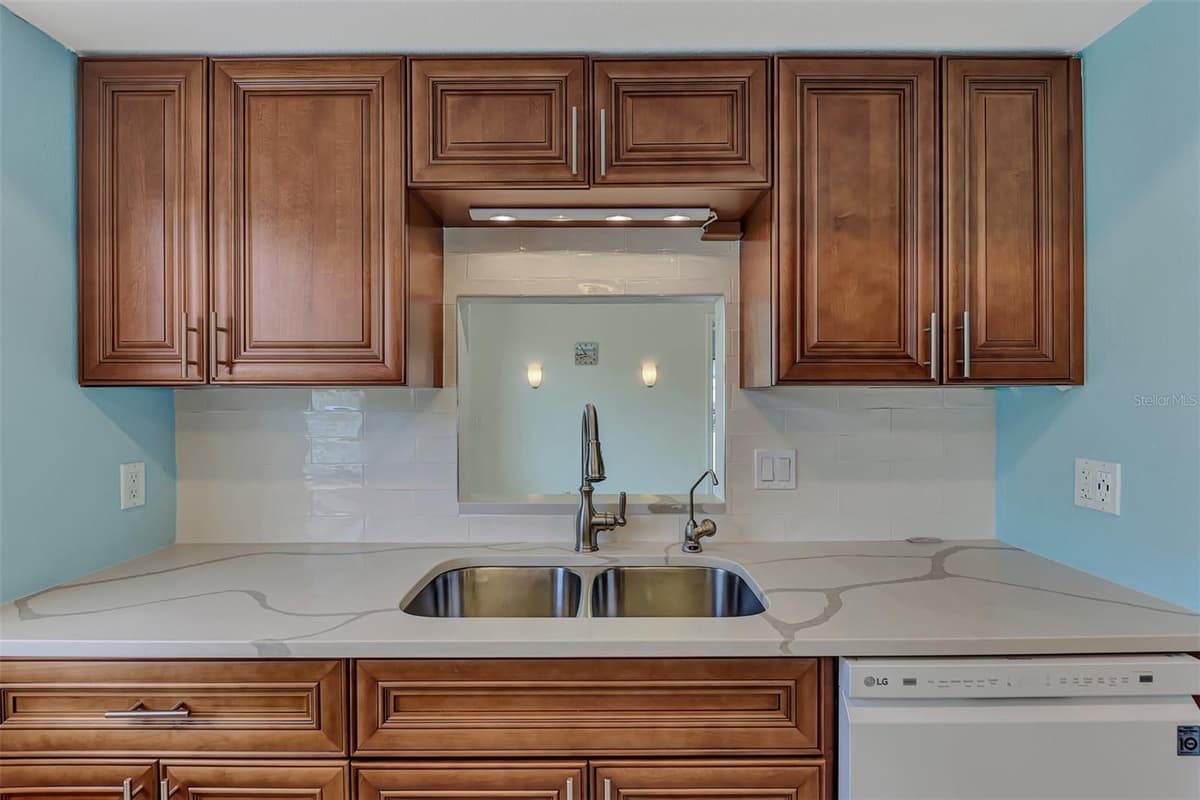 570 FOXWOOD BOULEVARD — photo 14 of 78