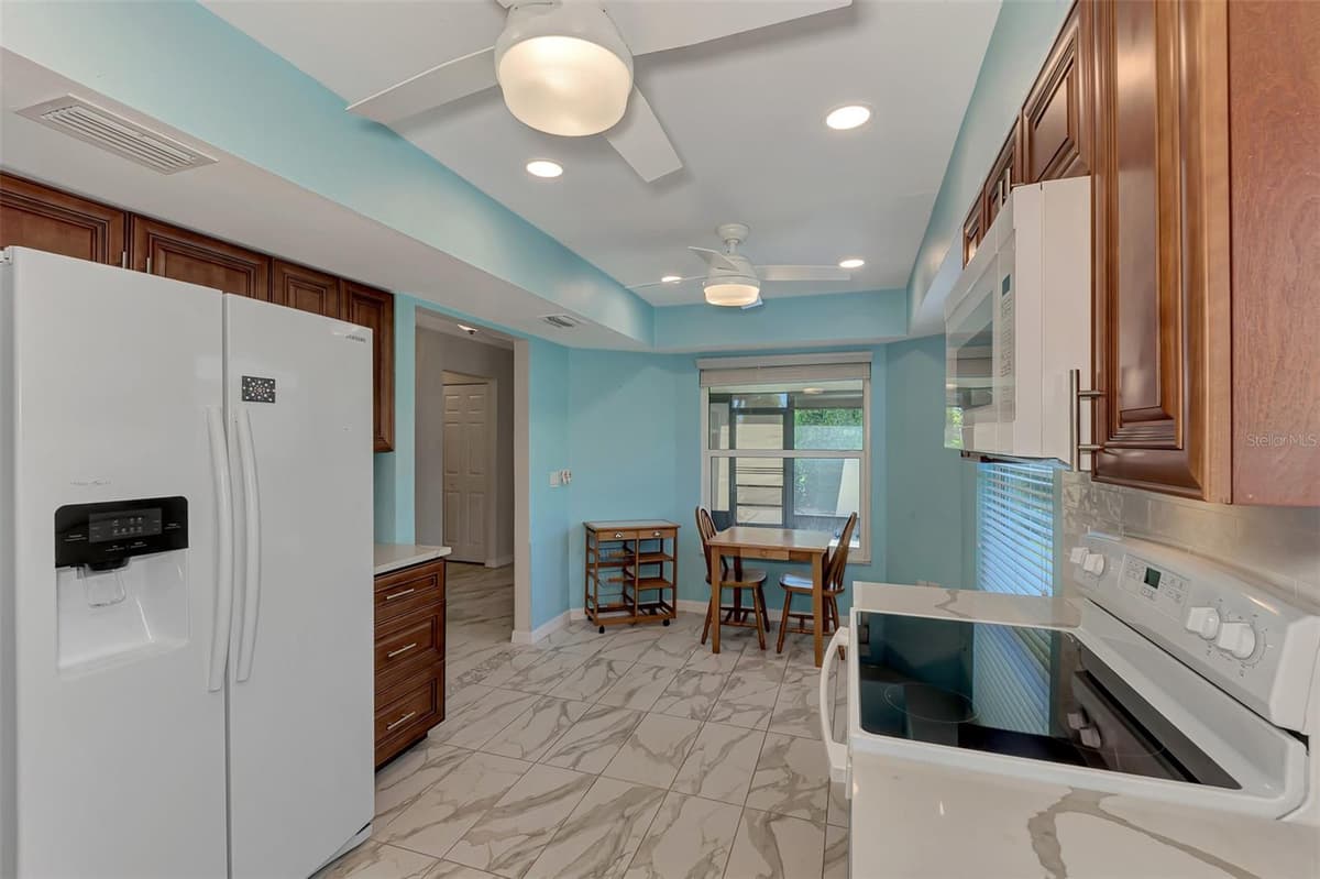 570 FOXWOOD BOULEVARD — photo 16 of 78