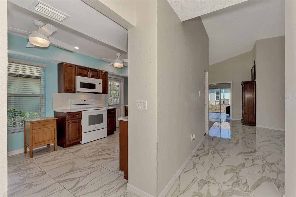570 FOXWOOD BOULEVARD — photo 9 of 78