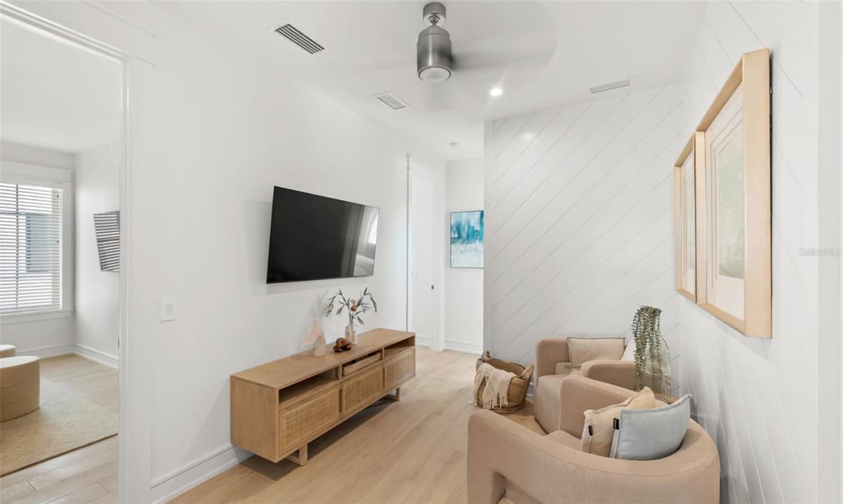 404 NORTH SHORE DR — photo 17 of 32