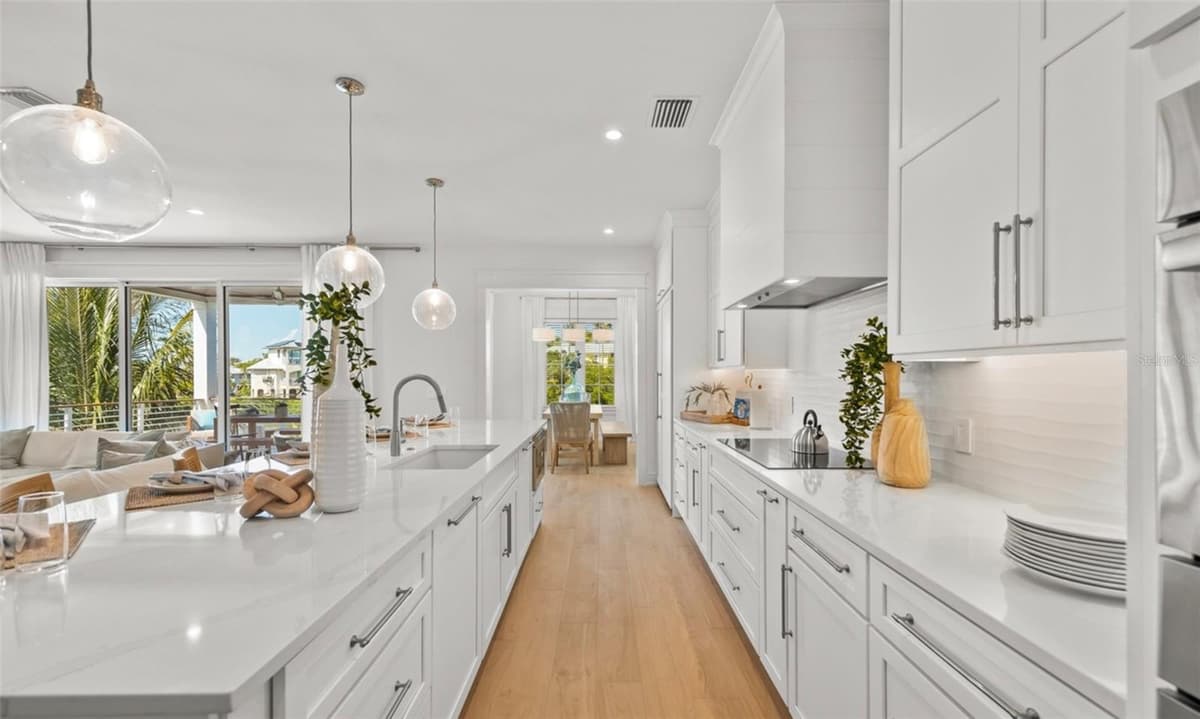 404 NORTH SHORE DR — photo 10 of 32