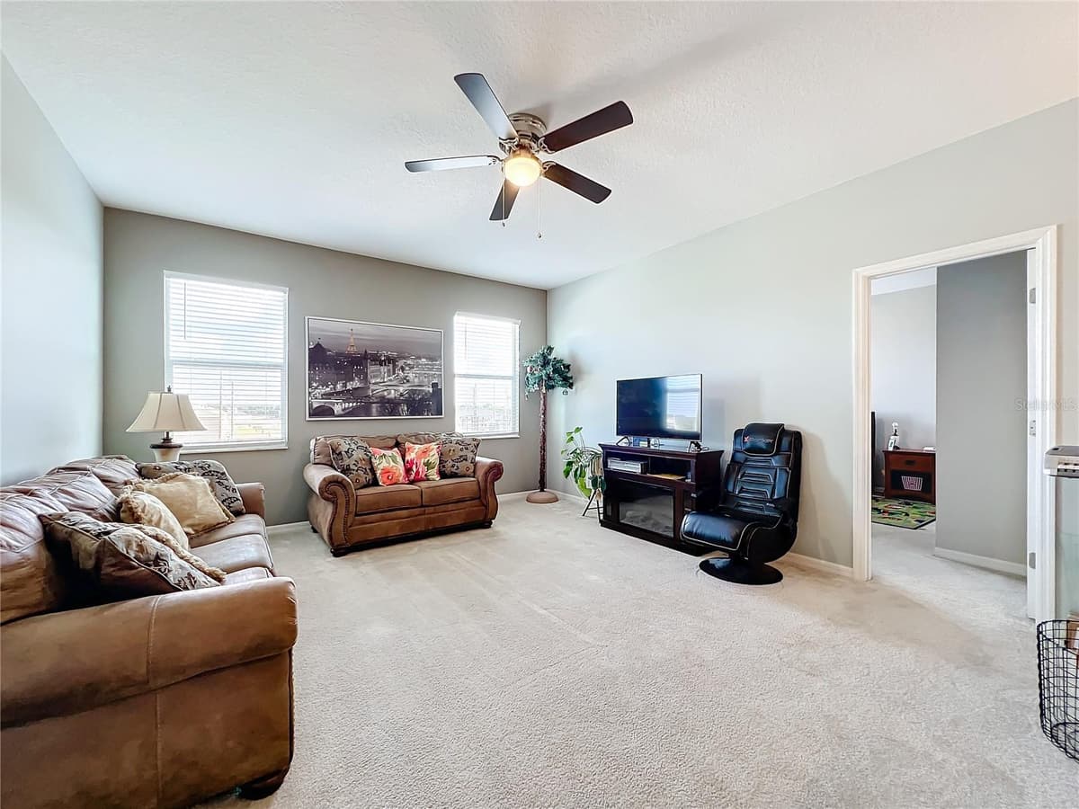 172 SEVILLE DRIVE — photo 20 of 47