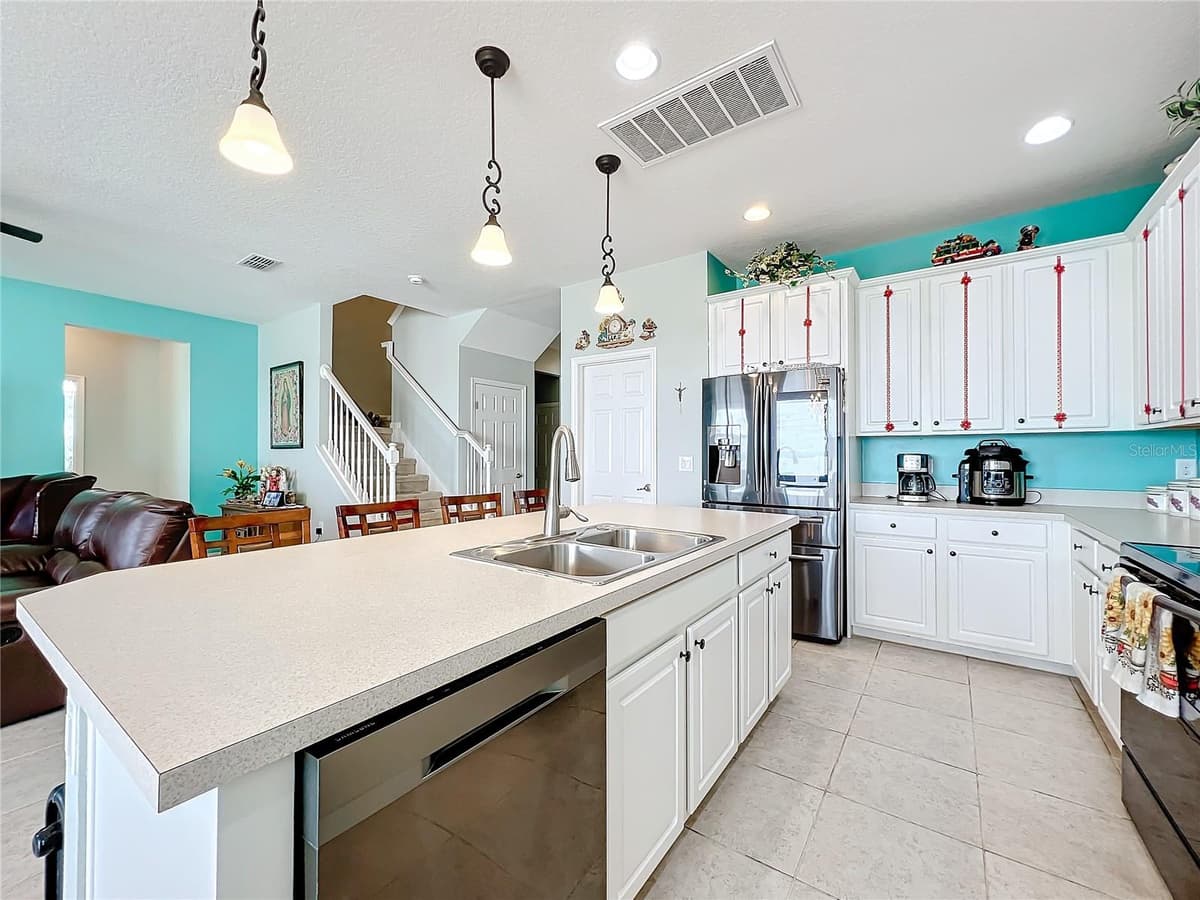 172 SEVILLE DRIVE — photo 9 of 47