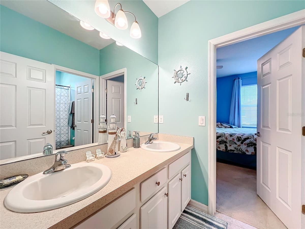172 SEVILLE DRIVE — photo 35 of 47
