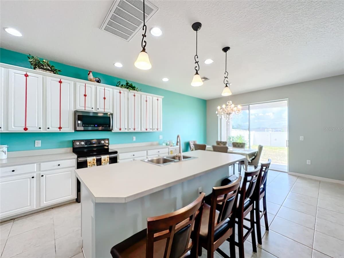 172 SEVILLE DRIVE — photo 7 of 47