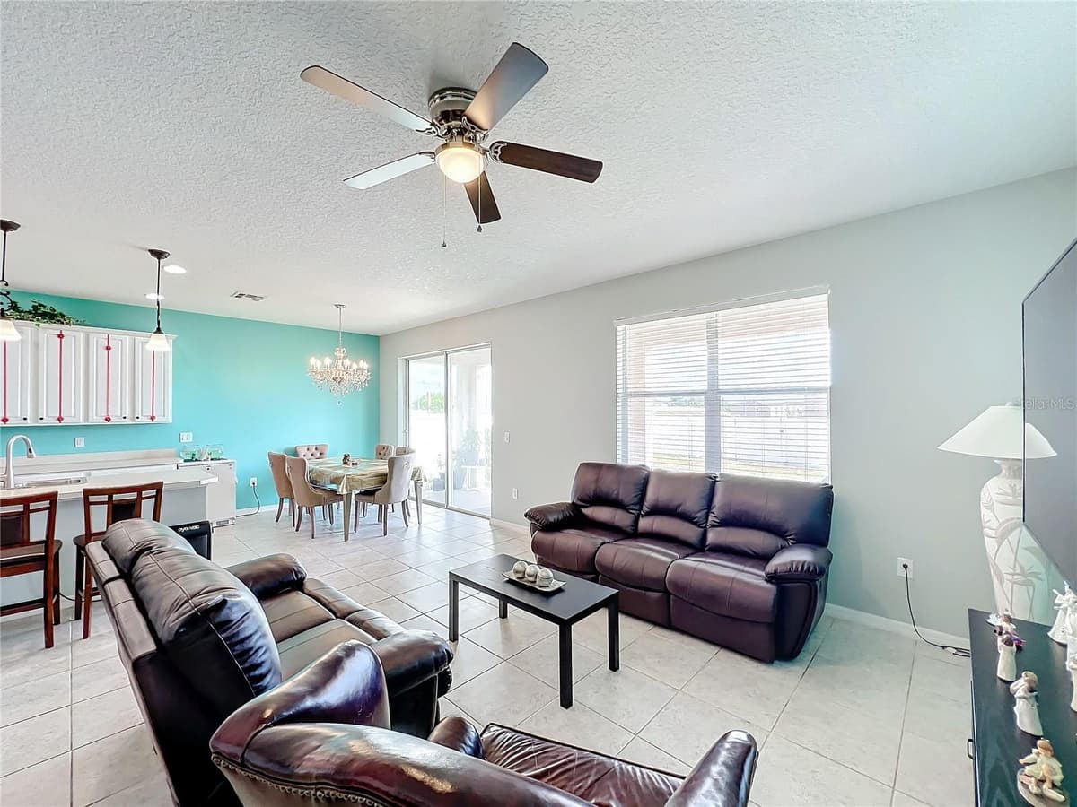 172 SEVILLE DRIVE — photo 18 of 47