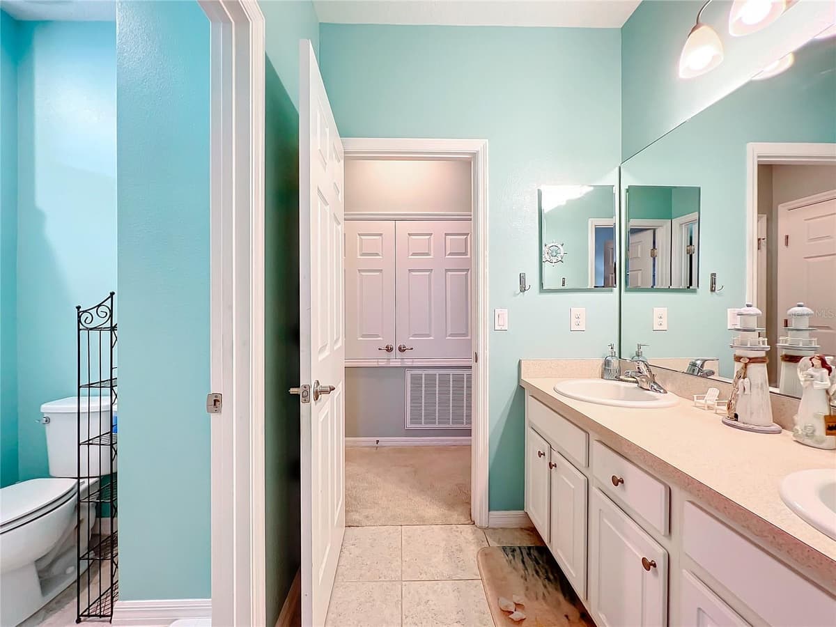 172 SEVILLE DRIVE — photo 34 of 47