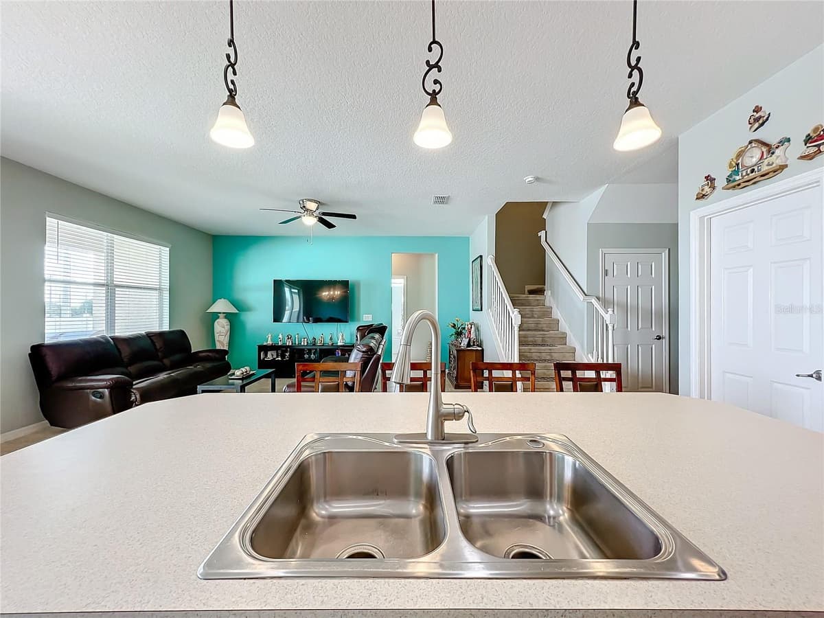 172 SEVILLE DRIVE — photo 10 of 47