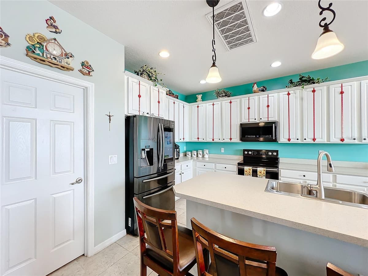 172 SEVILLE DRIVE — photo 8 of 47