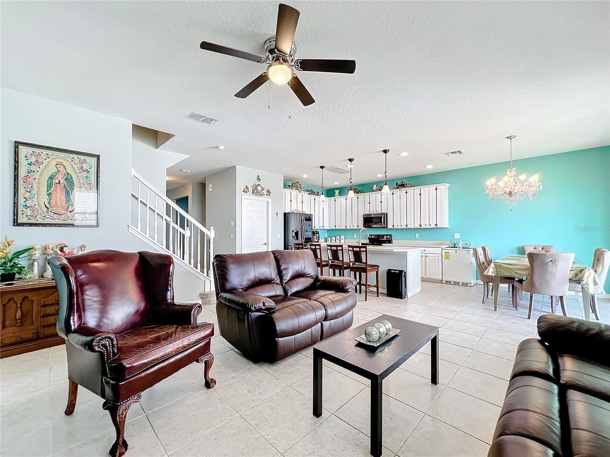 172 SEVILLE DRIVE — photo 16 of 47