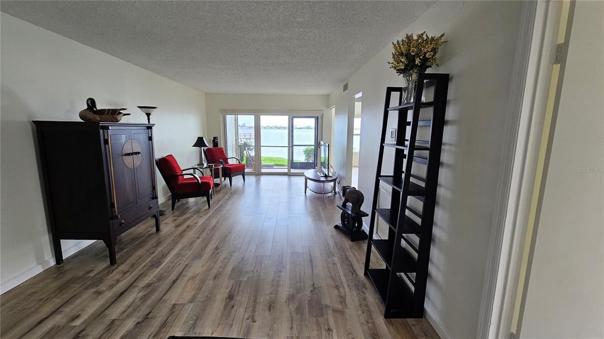 6177 SUN BOULEVARD — photo 3 of 32