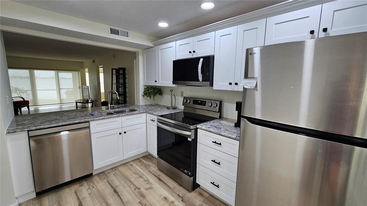 6177 SUN BOULEVARD — photo 8 of 32