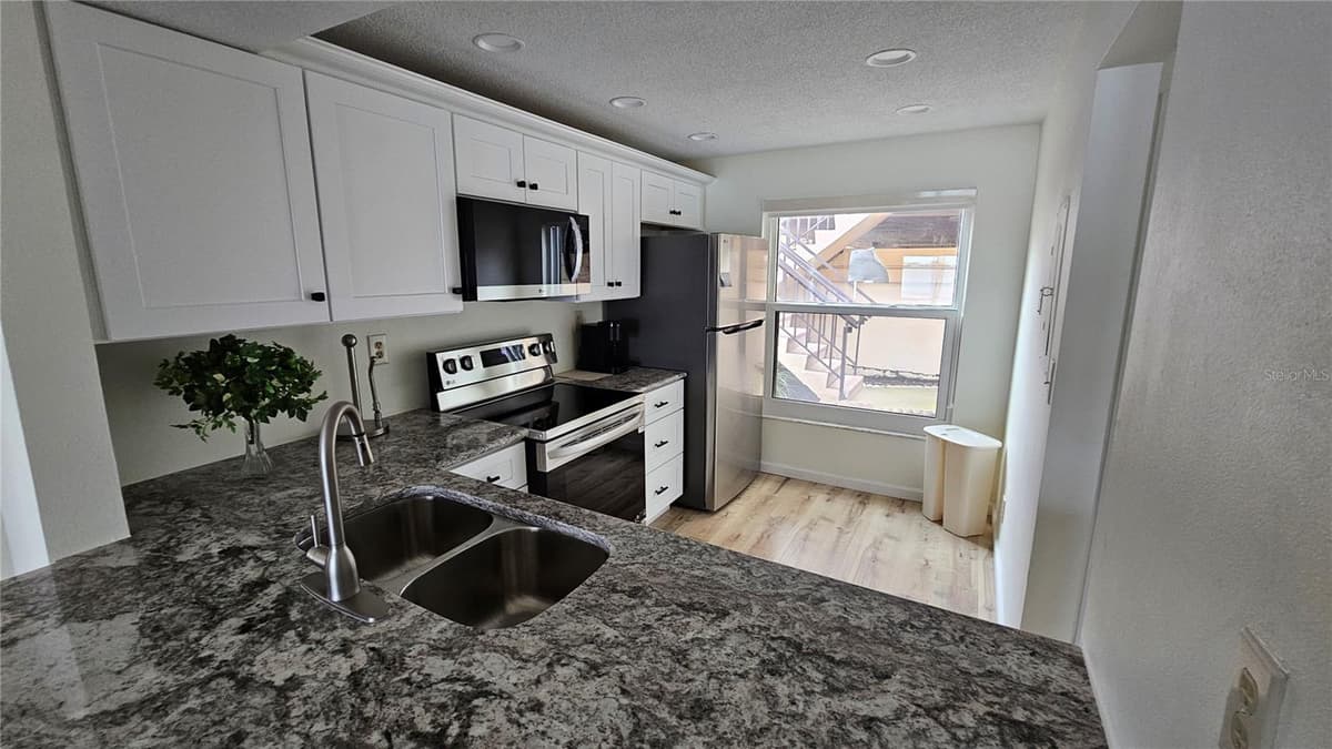 6177 SUN BOULEVARD — photo 9 of 32