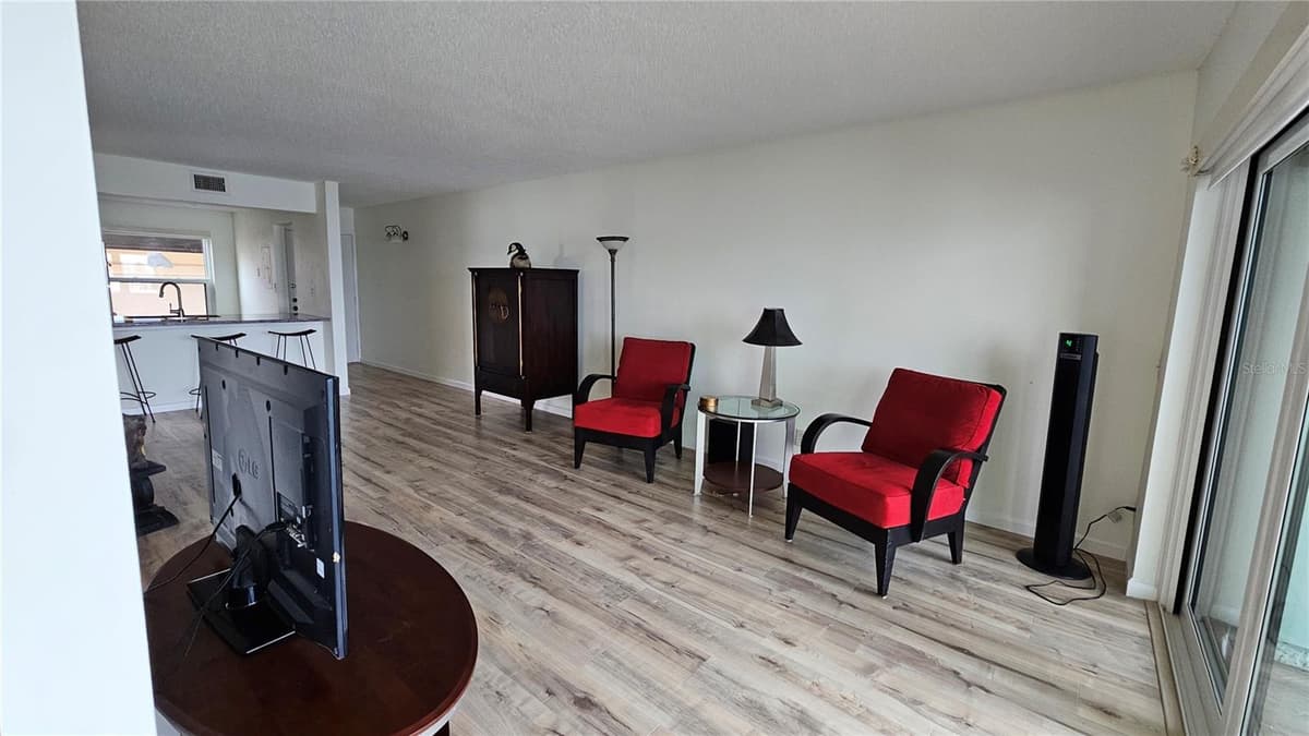 6177 SUN BOULEVARD — photo 2 of 32
