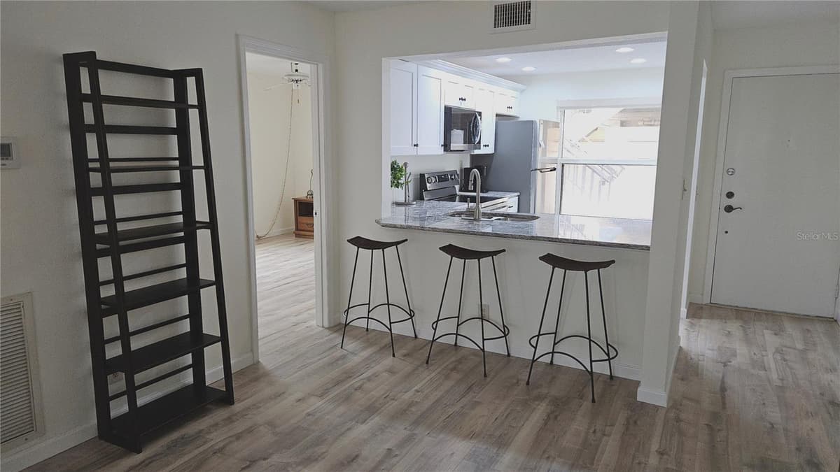 6177 SUN BOULEVARD — photo 4 of 32