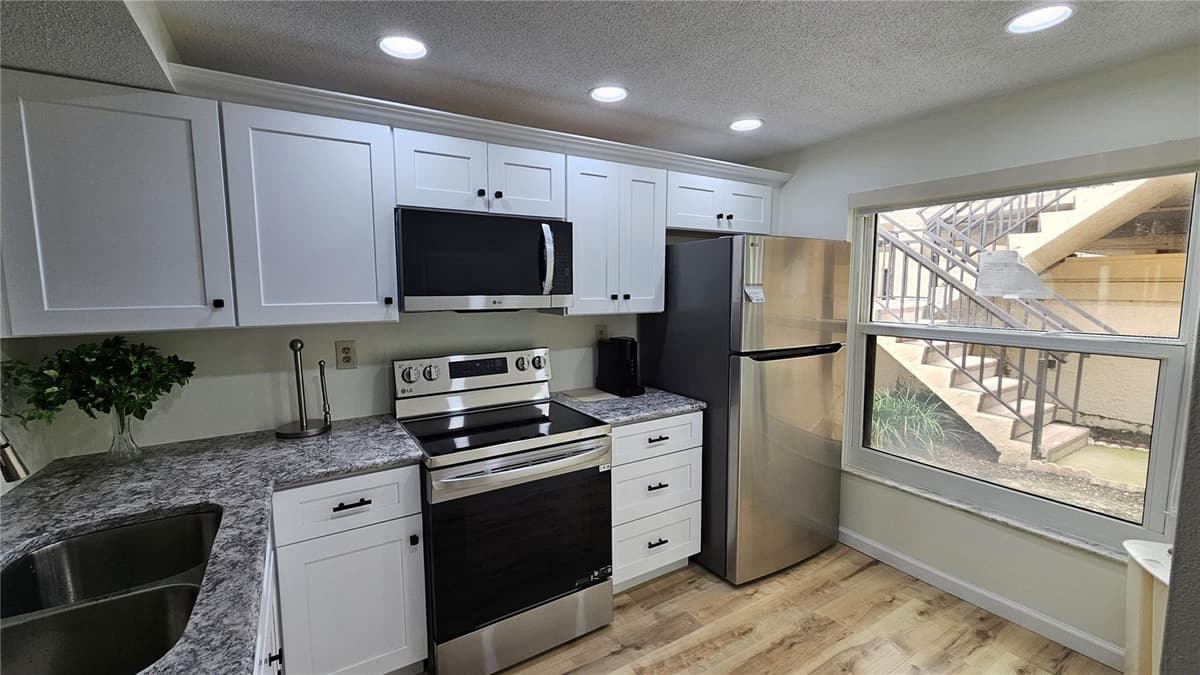 6177 SUN BOULEVARD — photo 7 of 32