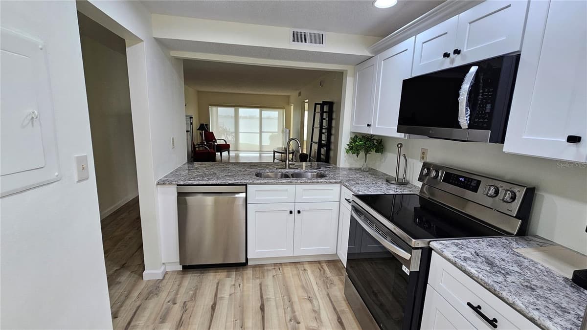 6177 SUN BOULEVARD — photo 10 of 32