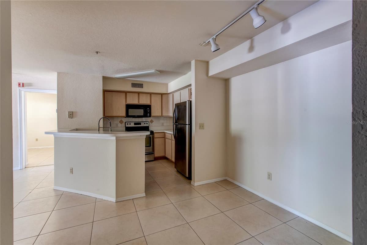 823 CAMARGO WAY — photo 3 of 20