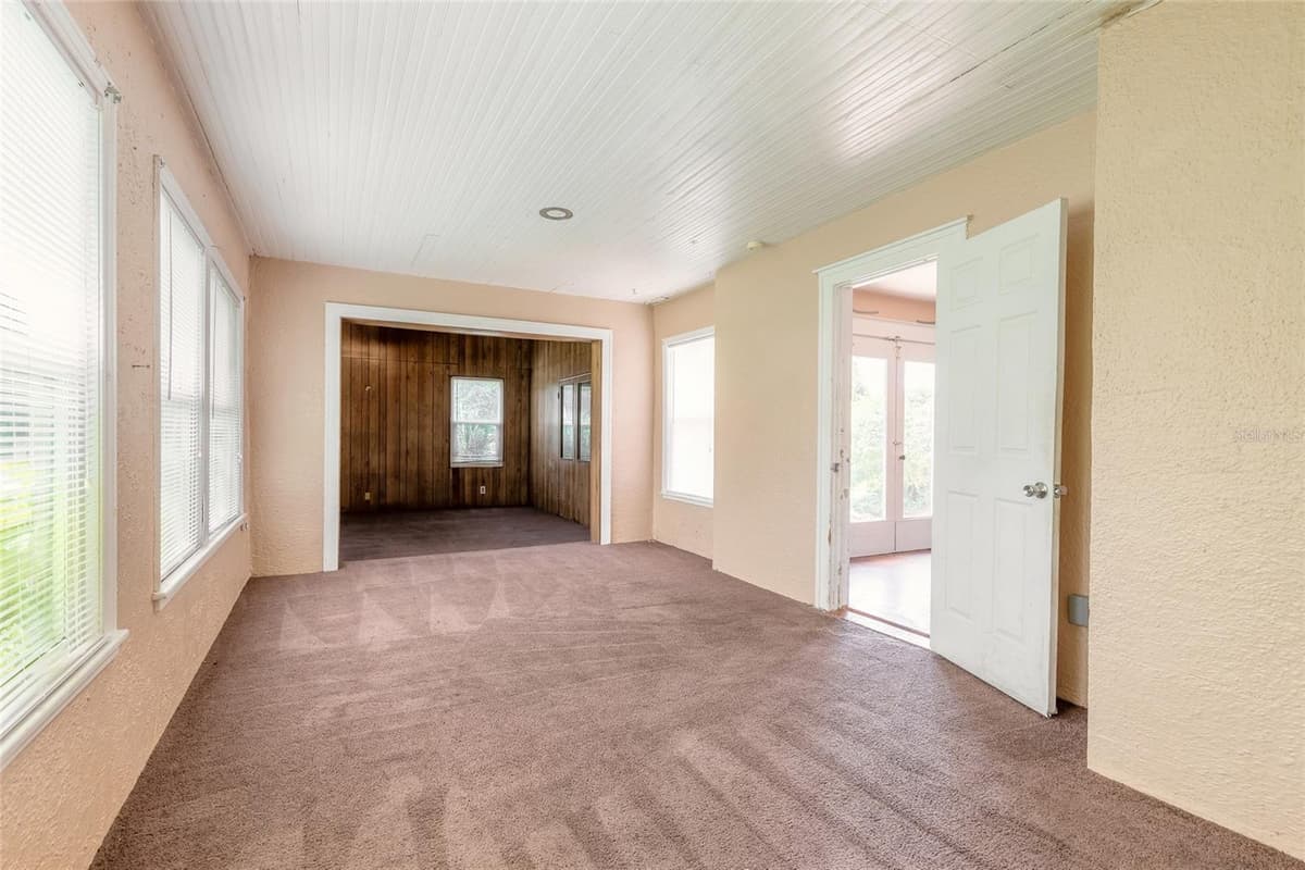 724 OLEANDER AVENUE — photo 9 of 58