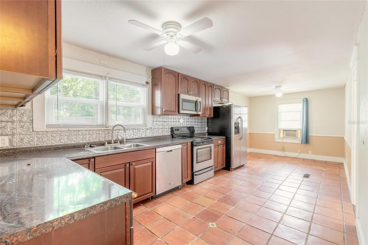 724 OLEANDER AVENUE — photo 18 of 58