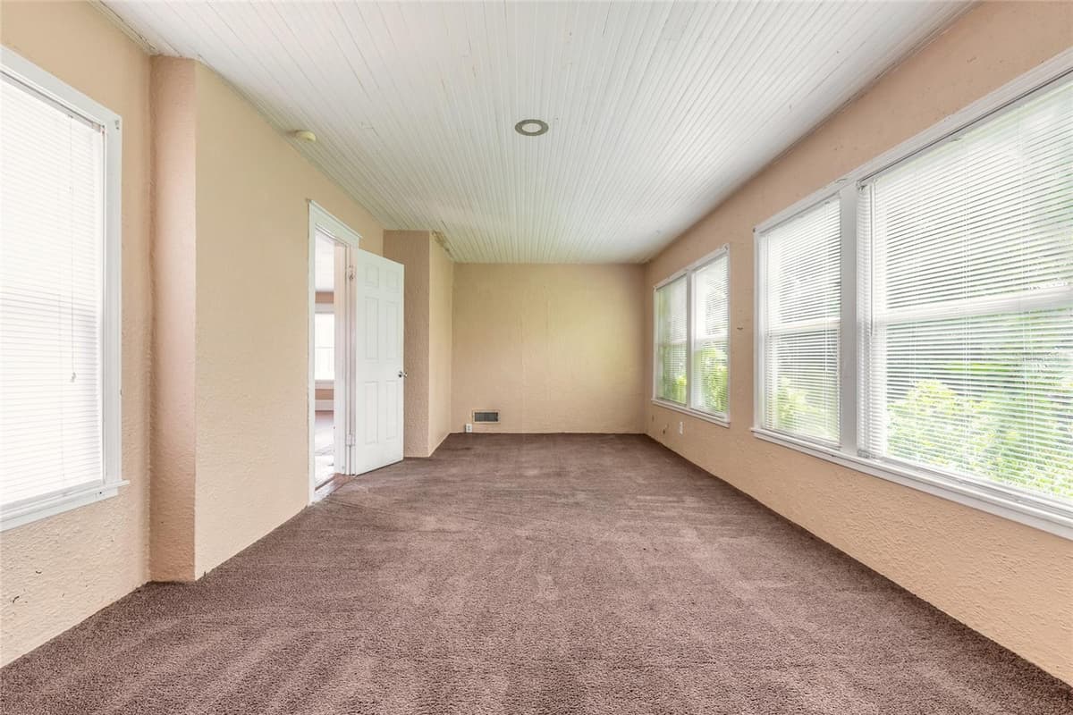 724 OLEANDER AVENUE — photo 10 of 58